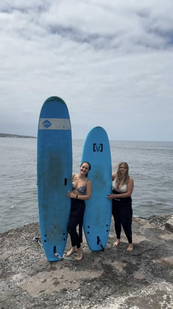 Réka au pair programja Spanyolországban_szörfözés barátokkal